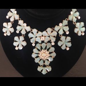 Gorgeous necklace and matching earrings